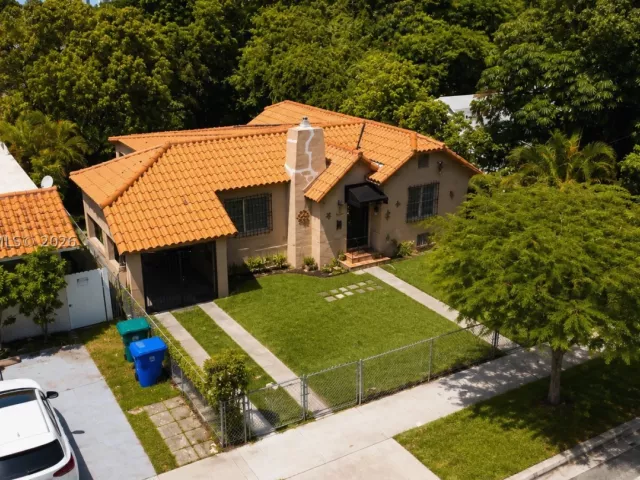 Продажа дома по адресу 2347 SW 2nd St - фото 9271857