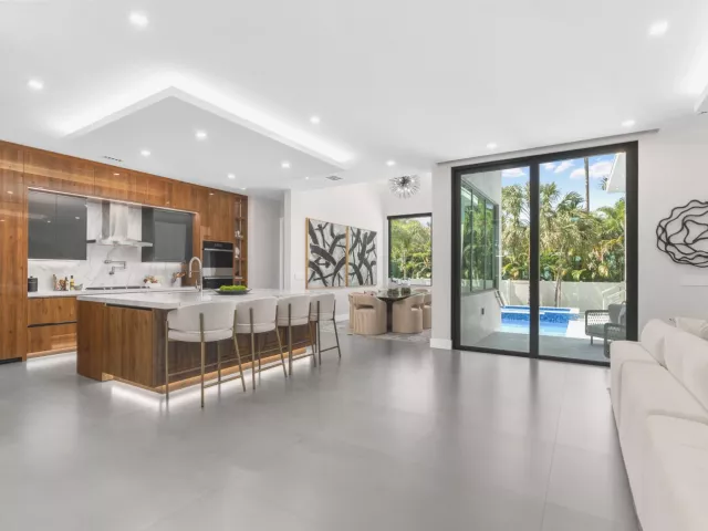 Продажа дома по адресу 829 SW 11TH Street - фото 9281954