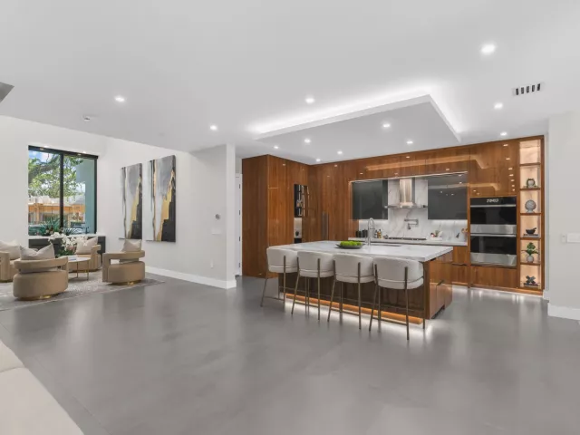 Продажа дома по адресу 829 SW 11TH Street - фото 9281956