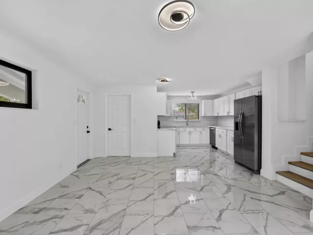 Продажа дома по адресу 1701 SW 4TH Court - фото 9270717