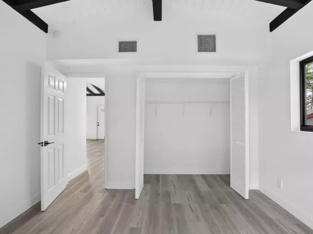 Продажа дома по адресу 1701 SW 4TH Court - фото 9270727
