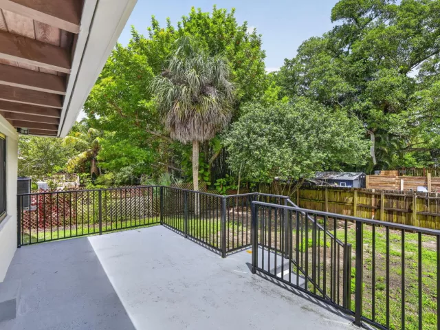 Продажа дома по адресу 1701 SW 4TH Court - фото 9270732