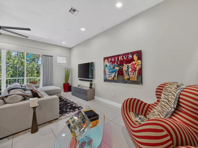 Продажа дома по адресу 3224 NE 4th Street - фото 9275317