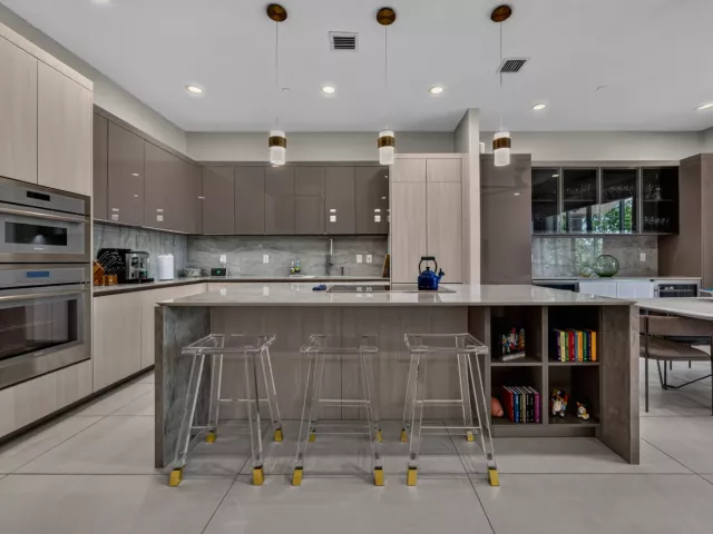 Продажа дома по адресу 3224 NE 4th Street - фото 9275319