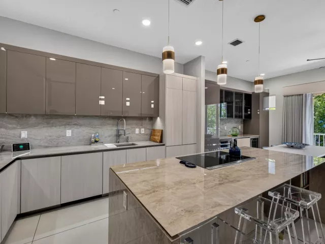 Продажа дома по адресу 3224 NE 4th Street - фото 9275321