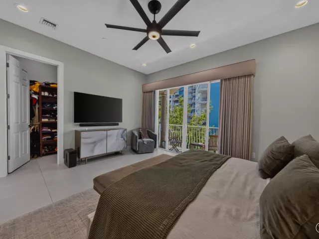 Продажа дома по адресу 3224 NE 4th Street - фото 9275329