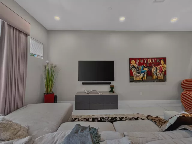 Продажа дома по адресу 3224 NE 4th Street - фото 9275309