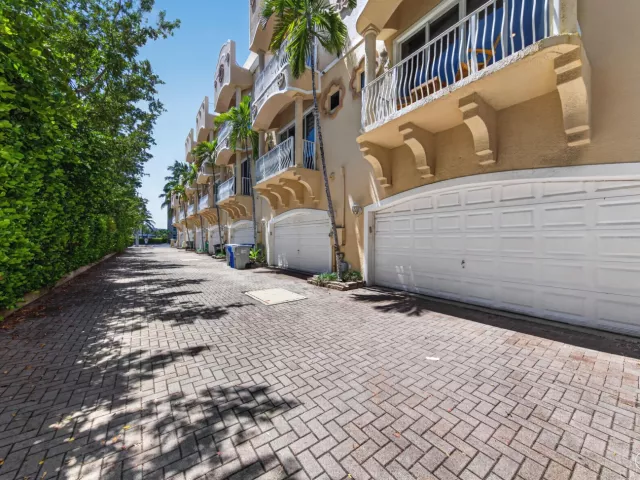 Продажа дома по адресу 3224 NE 4th Street - фото 9275339