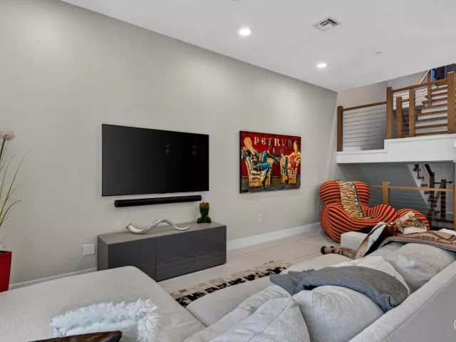 Продажа дома по адресу 3224 NE 4th Street - фото 9275310