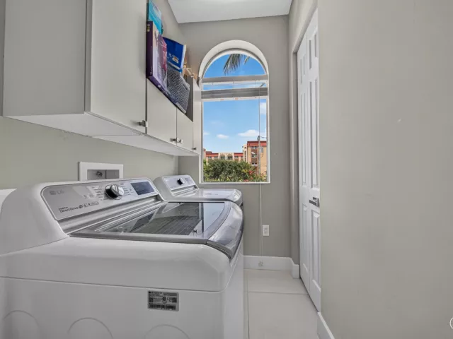 Продажа дома по адресу 3224 NE 4th Street - фото 9275351