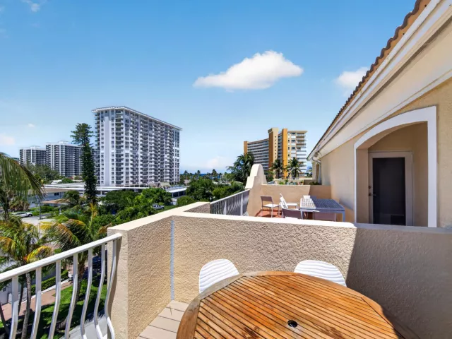 Продажа дома по адресу 3224 NE 4th Street - фото 9275365