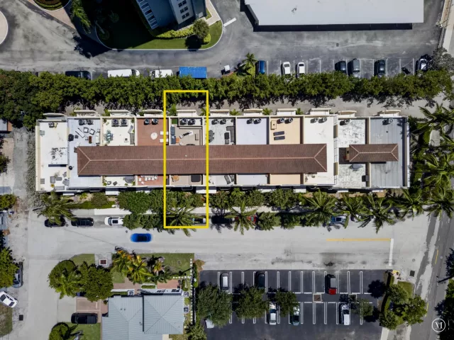 Продажа дома по адресу 3224 NE 4th Street - фото 9275367