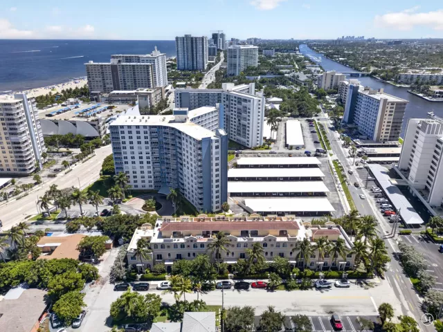 Продажа дома по адресу 3224 NE 4th Street - фото 9275369