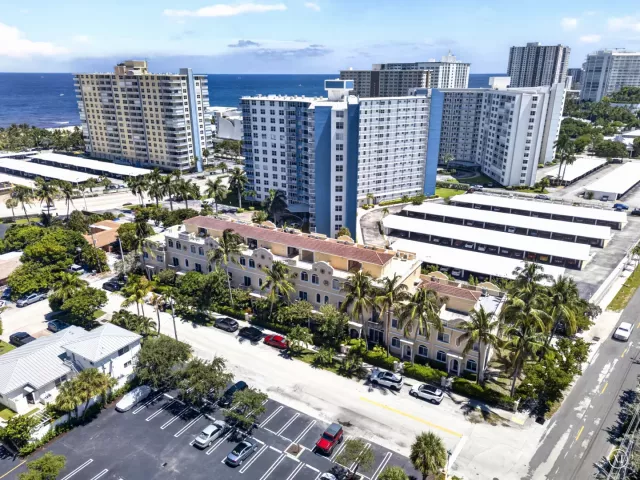 Продажа дома по адресу 3224 NE 4th Street - фото 9275371