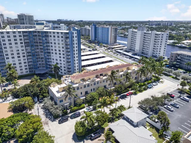 Продажа дома по адресу 3224 NE 4th Street - фото 9275372