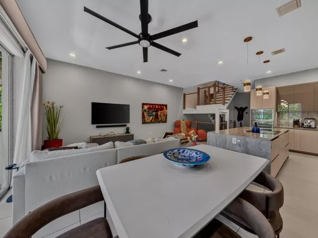 Продажа дома по адресу 3224 NE 4th Street - фото 9275313