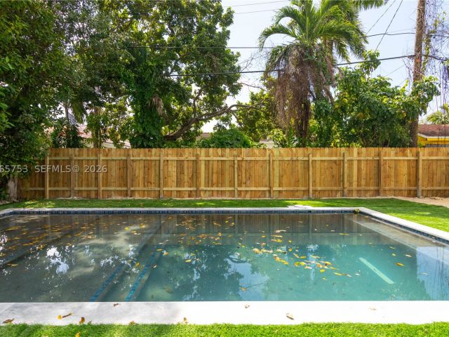 Продажа дома по адресу 2360 SW 12th St - фото 9299540