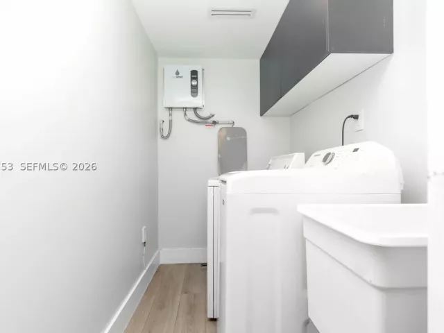 Продажа дома по адресу 2360 SW 12th St - фото 9299512