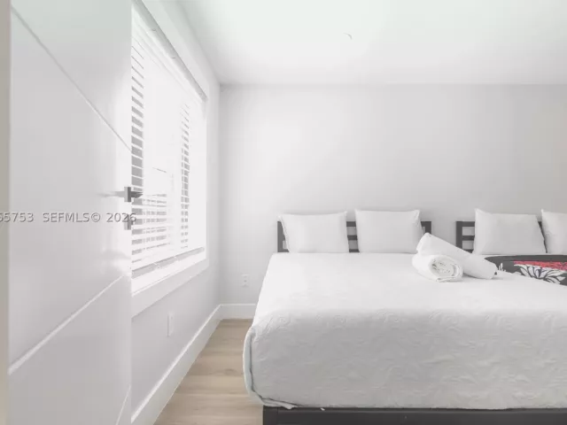 Продажа дома по адресу 2360 SW 12th St - фото 9299513