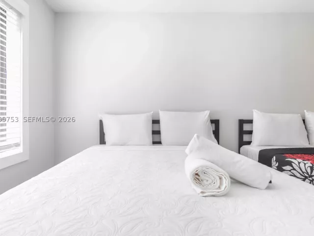 Продажа дома по адресу 2360 SW 12th St - фото 9299514