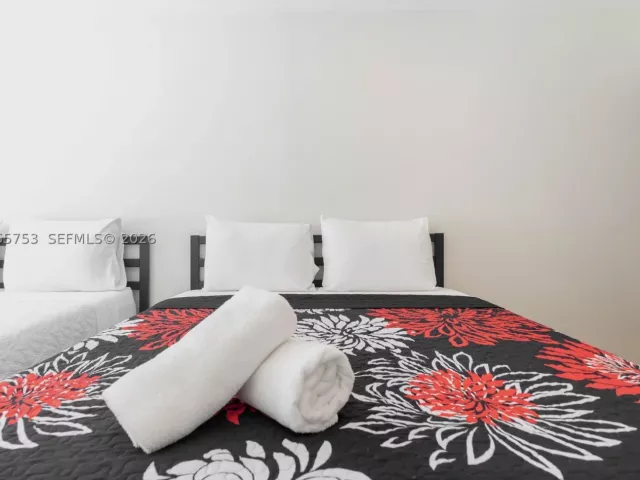 Продажа дома по адресу 2360 SW 12th St - фото 9299515