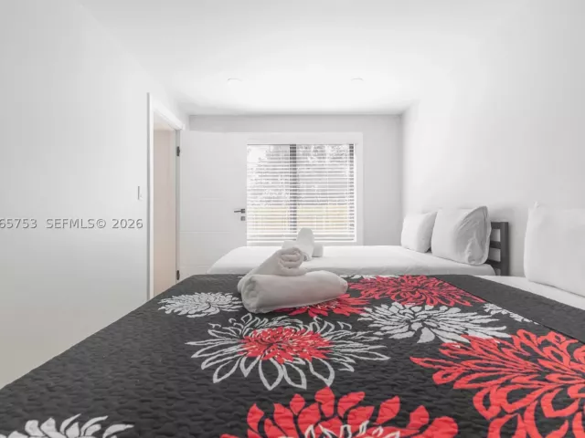 Продажа дома по адресу 2360 SW 12th St - фото 9299516