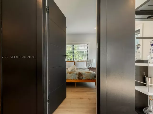 Продажа дома по адресу 2360 SW 12th St - фото 9299517