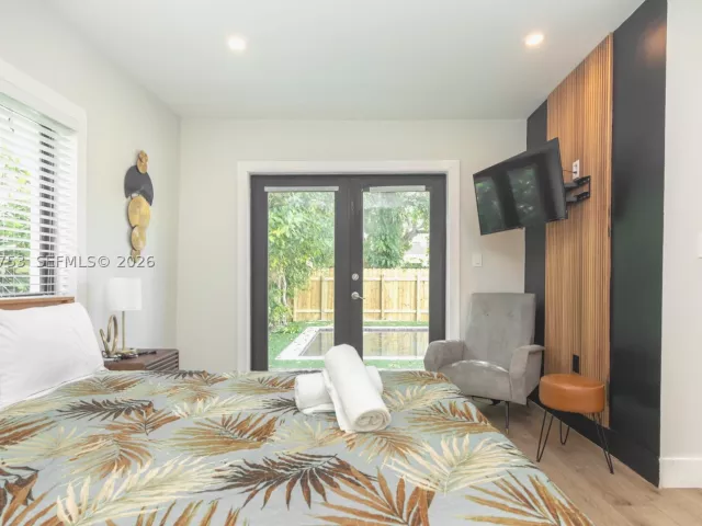 Продажа дома по адресу 2360 SW 12th St - фото 9299519