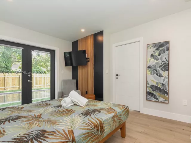 Продажа дома по адресу 2360 SW 12th St - фото 9299520
