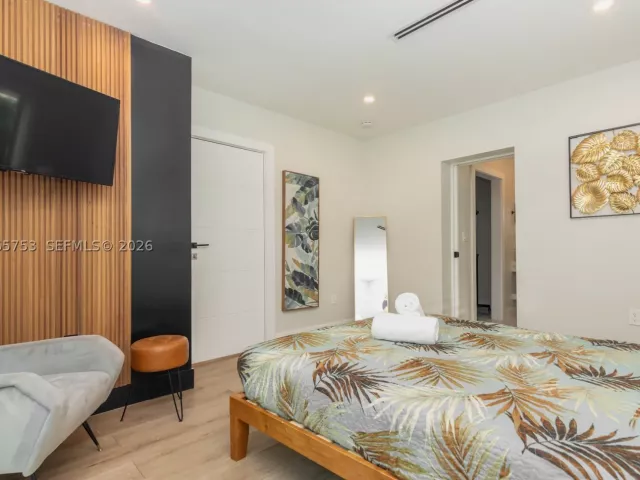 Продажа дома по адресу 2360 SW 12th St - фото 9299522
