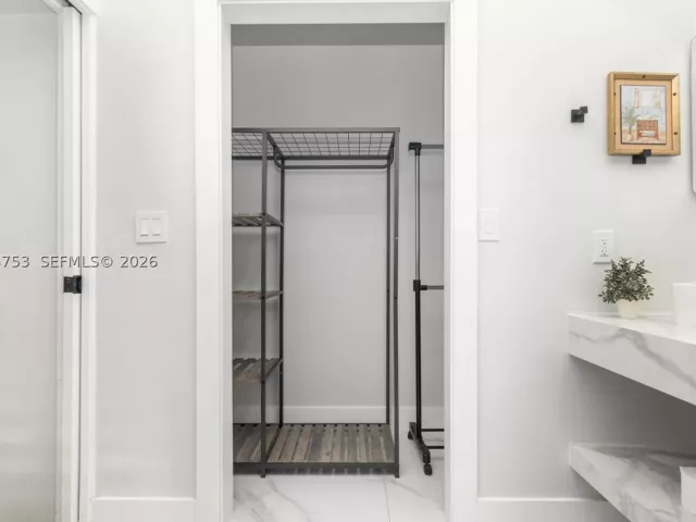 Продажа дома по адресу 2360 SW 12th St - фото 9299523