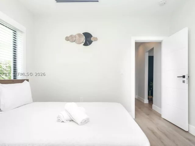 Продажа дома по адресу 2360 SW 12th St - фото 9299526