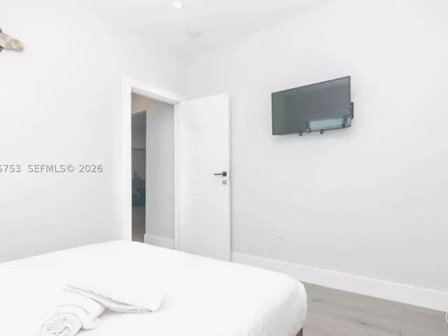 Продажа дома по адресу 2360 SW 12th St - фото 9299528