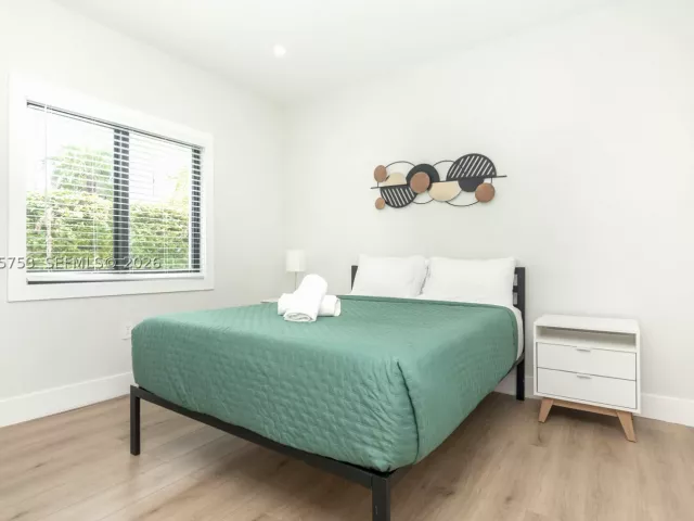 Продажа дома по адресу 2360 SW 12th St - фото 9299529