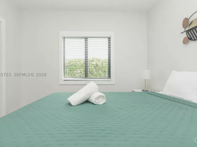 Продажа дома по адресу 2360 SW 12th St - фото 9299530