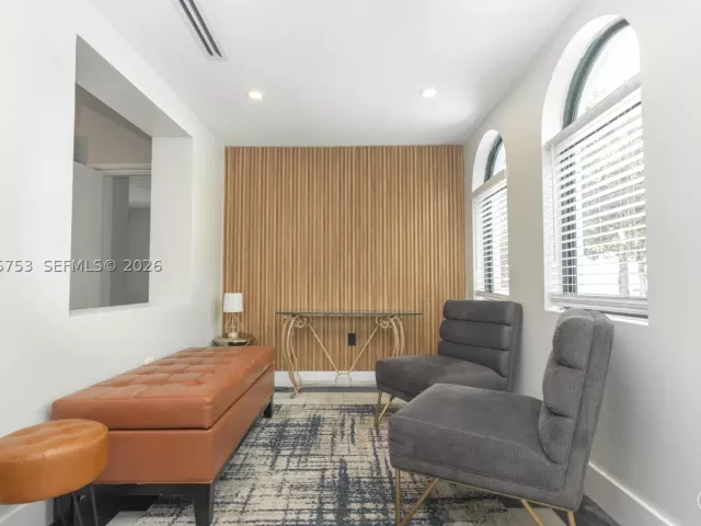 Продажа дома по адресу 2360 SW 12th St - фото 9299531