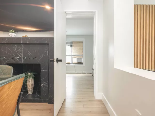 Продажа дома по адресу 2360 SW 12th St - фото 9299532