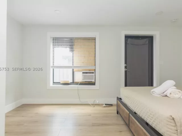 Продажа дома по адресу 2360 SW 12th St - фото 9299533
