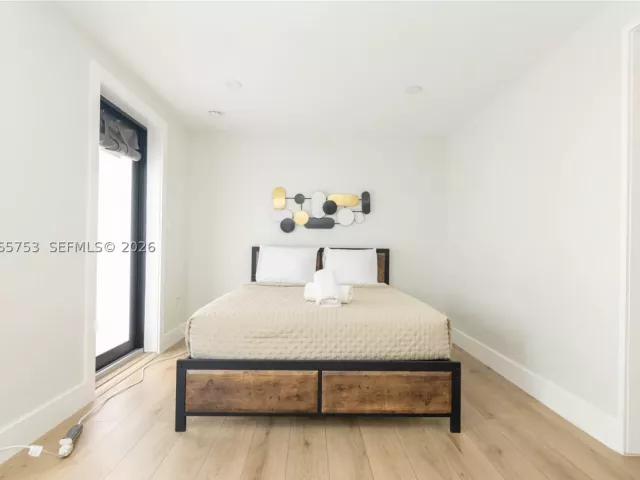 Продажа дома по адресу 2360 SW 12th St - фото 9299534