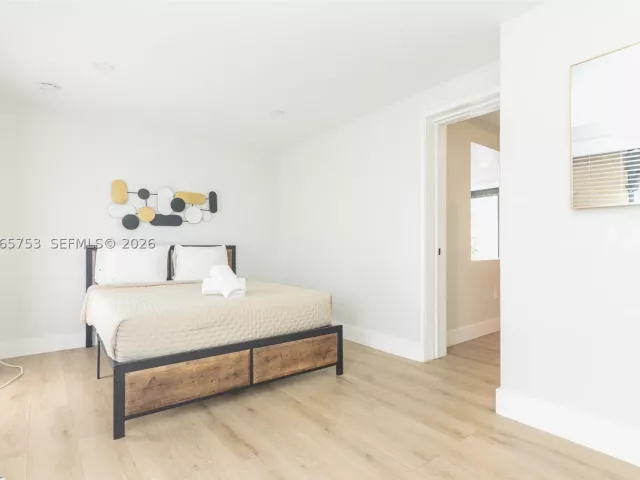 Продажа дома по адресу 2360 SW 12th St - фото 9299535