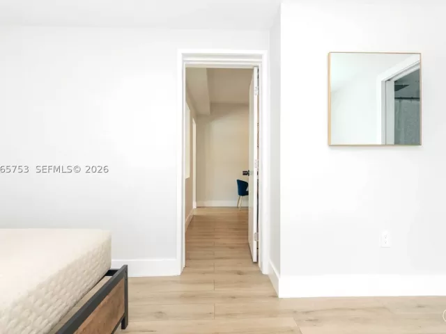 Продажа дома по адресу 2360 SW 12th St - фото 9299536