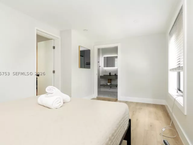 Продажа дома по адресу 2360 SW 12th St - фото 9299537