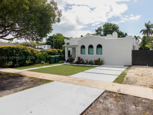 Продажа дома по адресу 2360 SW 12th St - фото 9299506