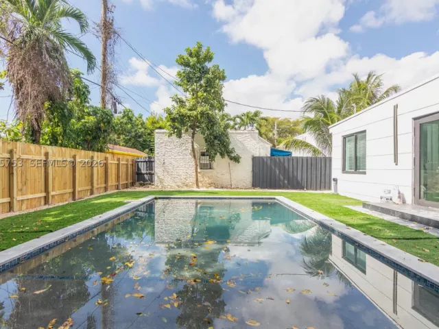 Продажа дома по адресу 2360 SW 12th St - фото 9299542