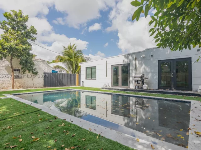 Продажа дома по адресу 2360 SW 12th St - фото 9299543