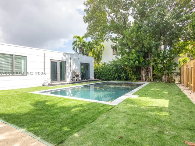 Продажа дома по адресу 2360 SW 12th St - фото 9299545