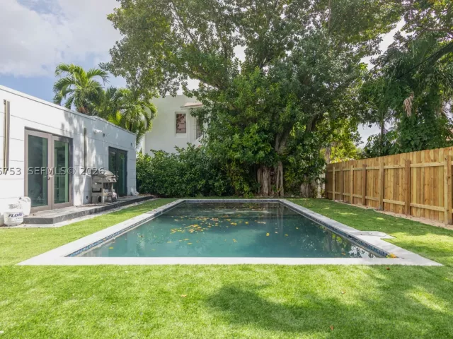 Продажа дома по адресу 2360 SW 12th St - фото 9299546