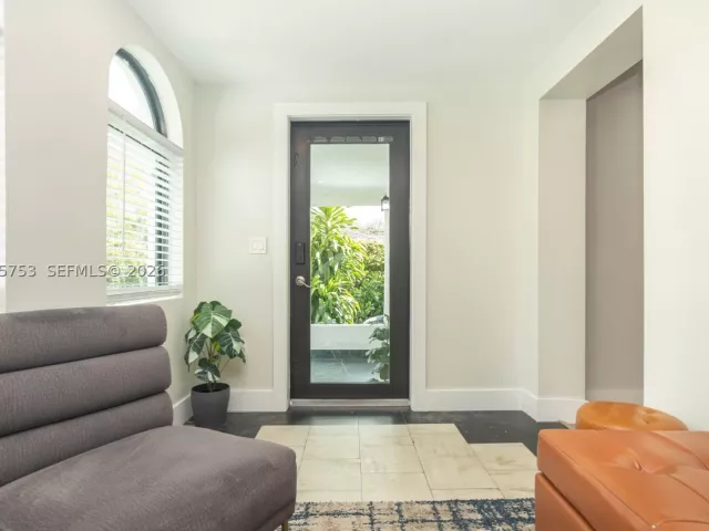 Продажа дома по адресу 2360 SW 12th St - фото 9299548