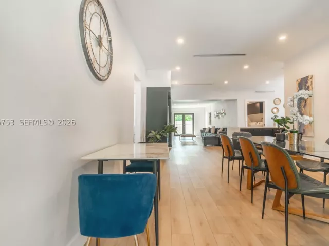 Продажа дома по адресу 2360 SW 12th St - фото 9299549