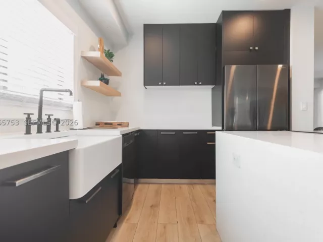Продажа дома по адресу 2360 SW 12th St - фото 9299551